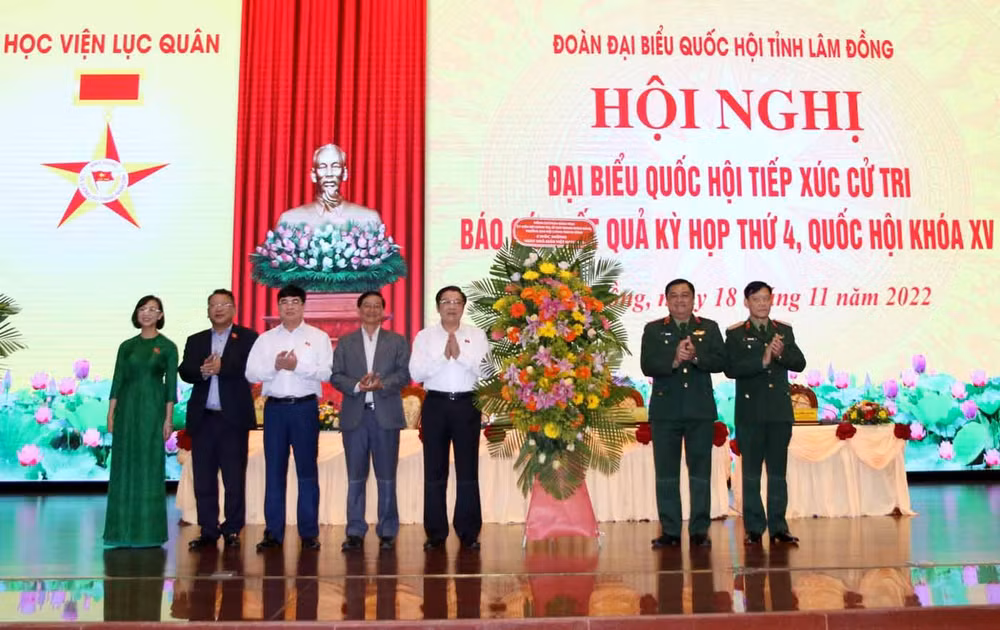 Đồng chí Phan Đình Trạc cùng các đại biểu Quốc hội tỉnh và lãnh đạo tỉnh Lâm Đồng tặng hoa chúc mừng Học viện Lục quân nhân kỷ niệm 40 năm Ngày Nhà giáo Việt Nam.