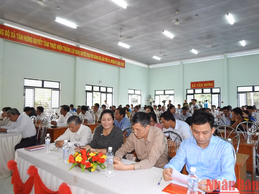 Cử tri tham gia tiếp xúc đông đảo. Cử tri tham gia tiếp xúc đông đảo.