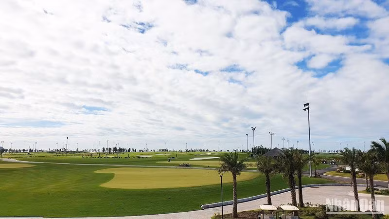 Với vị trí đặc biệt nằm giữa biển, sân golf Đồi Rồng được nhận định góp phần tạo nét hấp dẫn cho du lịch golf Hải Phòng. (Ảnh: T.LINH)