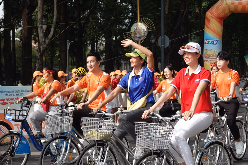 Tham gia diễu hành bằng xe đạp có nhiều nghệ sĩ, hoa hậu. Tham gia diễu hành bằng xe đạp có nhiều nghệ sĩ, hoa hậu.