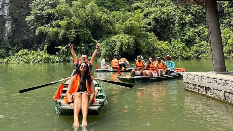 Du khách nước ngoài hứng thú với trải nghiệm ở Tràng An, Ninh Bình. (Ảnh: CTV)
