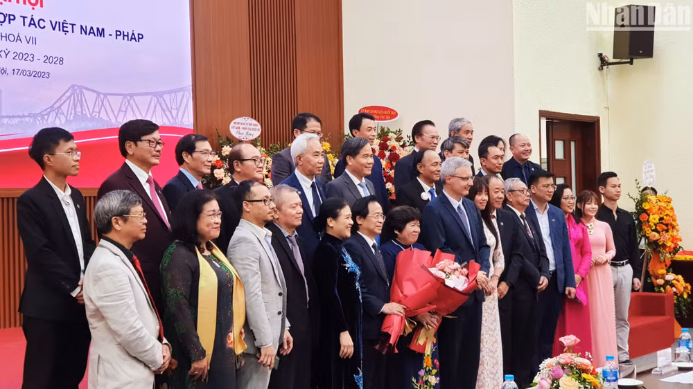 Ban chấp hành Hội khóa VII nhiệm kỳ 2023-2028 chụp ảnh lưu niệm cùng các đại biểu. (Ảnh: N.TRANG) Ban chấp hành Hội khóa VII nhiệm kỳ 2023-2028 chụp ảnh lưu niệm cùng các đại biểu. (Ảnh: N.TRANG)