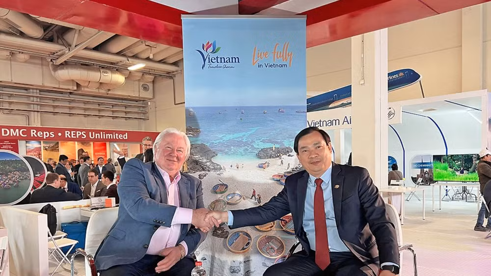Tổng cục trưởng Nguyễn Trùng Khánh tại buổi tiếp và làm việc với Chủ tịch kiêm Nhà sáng lập tổ chức Giải thưởng Du lịch Thế giới (World Travel Awards) Graham Cooke. Tổng cục trưởng Nguyễn Trùng Khánh tại buổi tiếp và làm việc với Chủ tịch kiêm Nhà sáng lập tổ chức Giải thưởng Du lịch Thế giới (World Travel Awards) Graham Cooke.