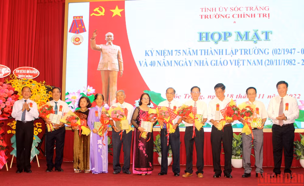Tặng hoa cho nguyên lãnh đạo các thời kỳ của Trường Chính trị tỉnh: 