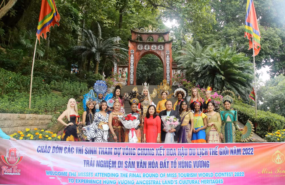 Các thí sinh dự thi hoa hậu thế giới dâng hương và trải nghiệm tại Đền Hùng.