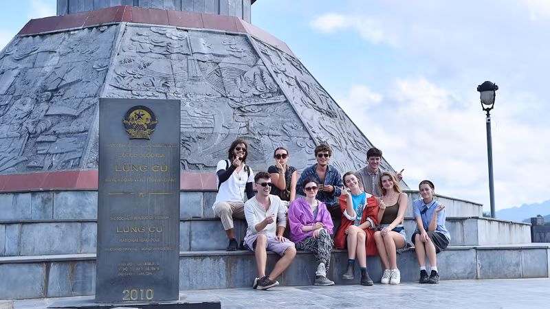 Du khách quốc tế check-in tại Cột cờ Lũng Cú, Hà Giang (Ảnh: THỦY NGUYÊN)
