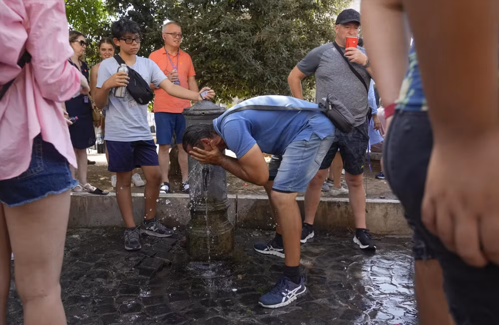 Một du khách đang làm mát tại một trong các đài phun nước công cộng tại Rome, Italia hôm 17/7. (Ảnh: REUTERS) Một du khách đang làm mát tại một trong các đài phun nước công cộng tại Rome, Italia hôm 17/7. (Ảnh: REUTERS)