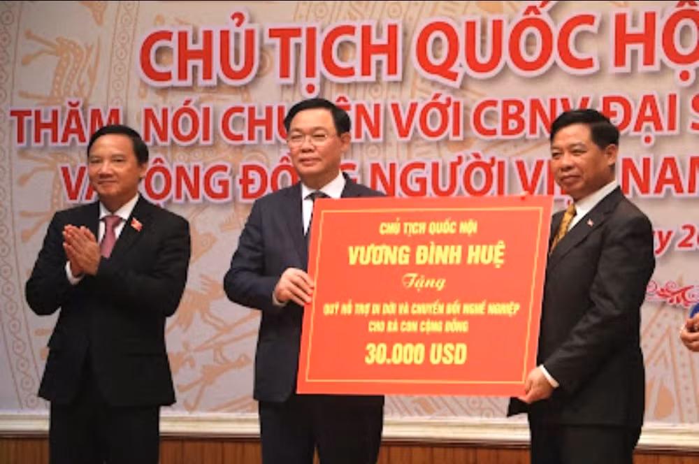 Chủ tịch Quốc hội Vương Đình Huệ tặng Quỹ Hỗ trợ và chuyển đổi nghề nghiệp cho bà con cộng đồng 30.000 USD. Chủ tịch Quốc hội Vương Đình Huệ tặng Quỹ Hỗ trợ và chuyển đổi nghề nghiệp cho bà con cộng đồng 30.000 USD.