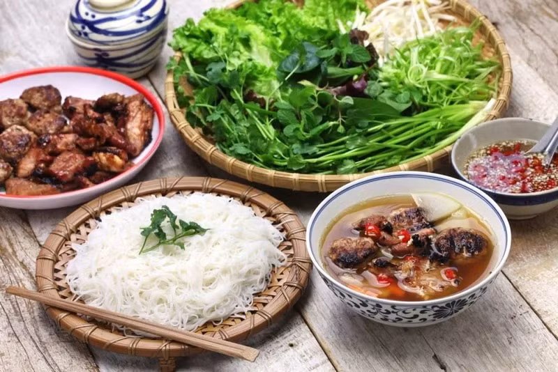 Bún chả-một món ăn bình dị của người Hà Nội, được nhiều khách du lịch ưa thích. Bún chả-một món ăn bình dị của người Hà Nội, được nhiều khách du lịch ưa thích.