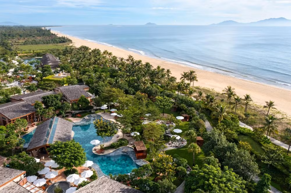 Khu lưu trú gần biển hoặc có đường dẫn ra biển là lựa chọn yêu thích của nhiều du khách Việt vào mùa hè này. Ảnh: Booking.com