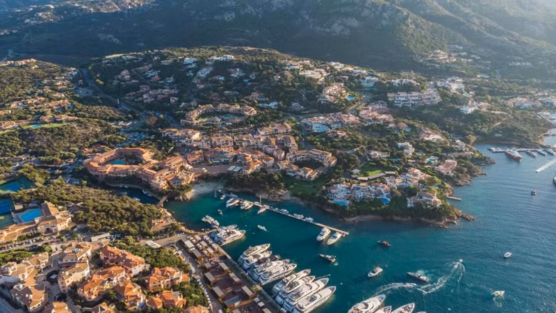 Thị trấn biển sang trọng ở phía bắc Sardinia, Italia. (Ảnh: Booking.com) Thị trấn biển sang trọng ở phía bắc Sardinia, Italia. (Ảnh: Booking.com)