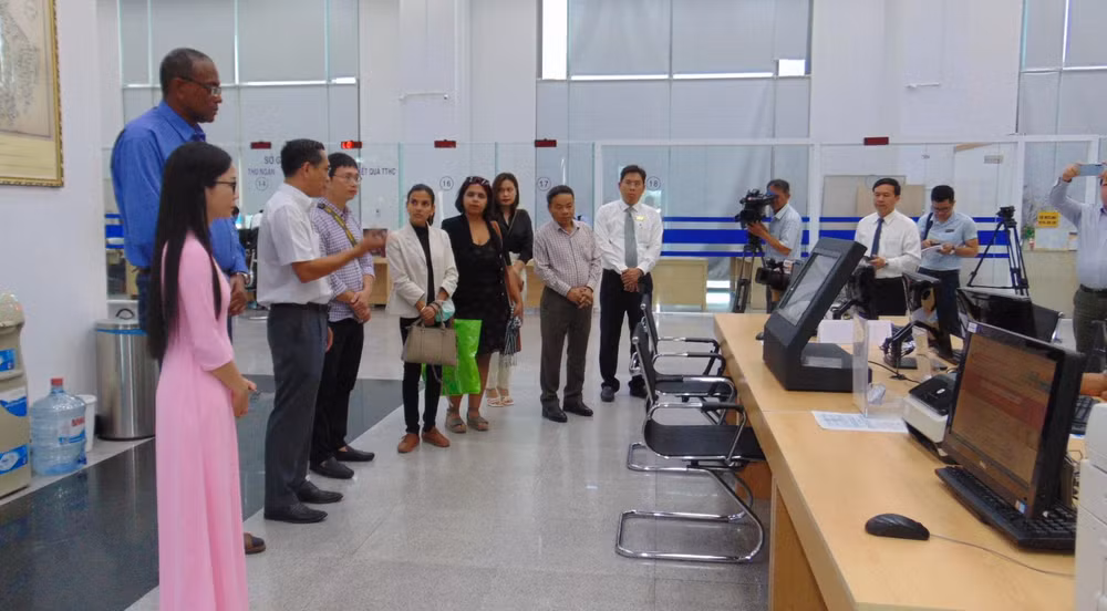 Đoàn công tác Báo Granma và Báo Nhân Dân tham quan Trung tâm hành chính công tỉnh Bình Dương.