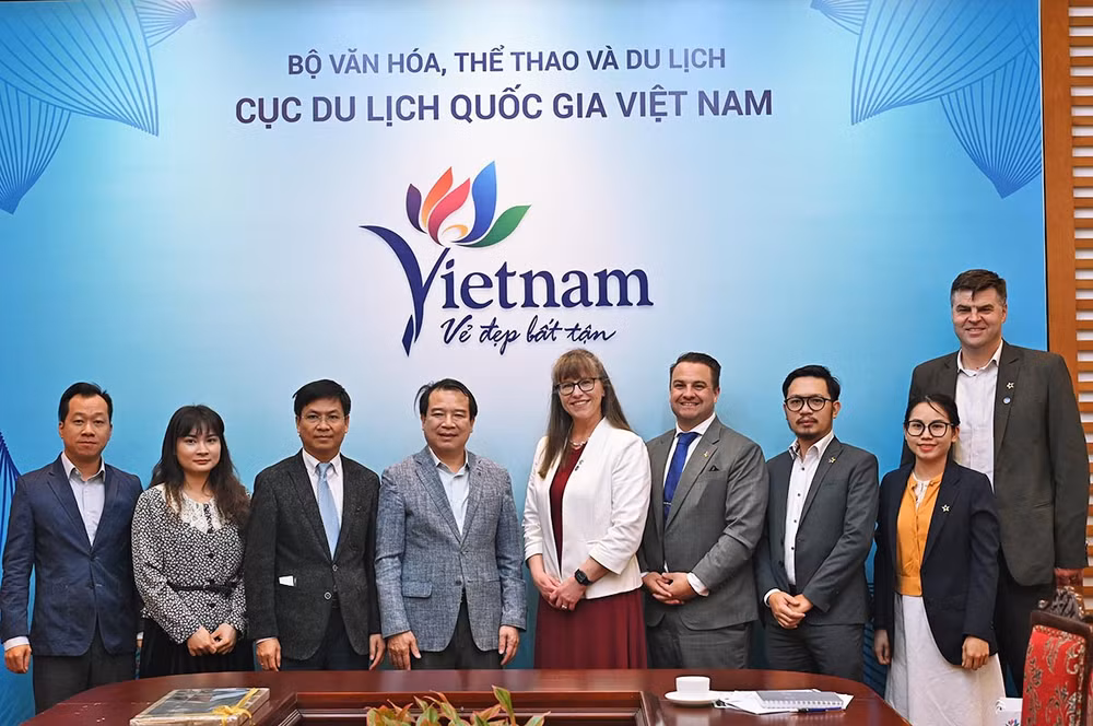 Các đại biểu hai bên tại buổi tiếp và làm việc. (Ảnh: Cục Du lịch quốc gia)
