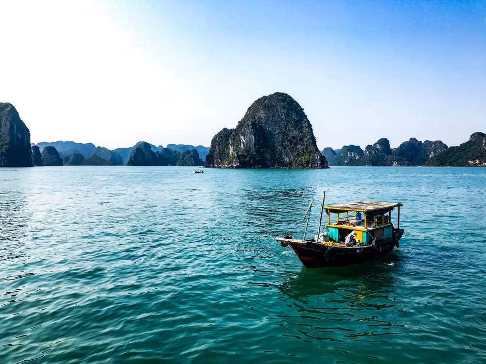 Vịnh Hạ Long là điểm đến cho mọi nhu cầu nghỉ dưỡng, tạm xa bộn bề cuộc sống (Ảnh:Booking.com)