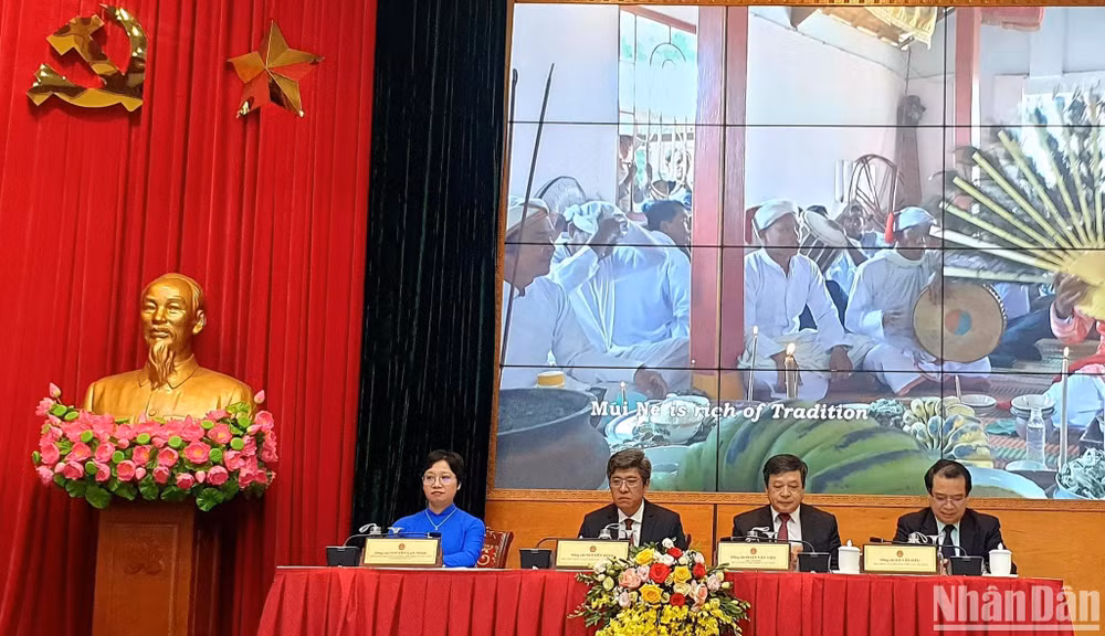 Đại diện Ban tổ chức Năm Du lịch quốc gia 2023 tại buổi họp báo sáng 23/11 (từ phải qua trái: Phó Tổng cục trưởng Tổng cục Du lịch Hà Văn Siêu, Thứ trưởng Văn hóa, Thể thao và Du lịch Đoàn Văn Việt, Phó Chủ tịch Ủy ban nhân dân tỉnh Bình Thuận Nguyễn Minh, Phó Giám đốc Sở Văn hóa, Thể thao và Du lịch Nguyễn Lan Ngọc) (Ảnh: T.LINH)