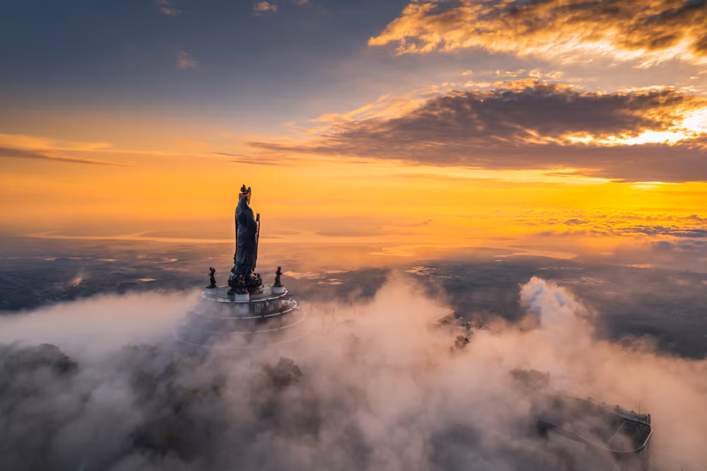 Tượng Phật Bà Tây Bổ Đà Sơn ẩn hiện giữa mây trời trên đỉnh núi Bà Đen.