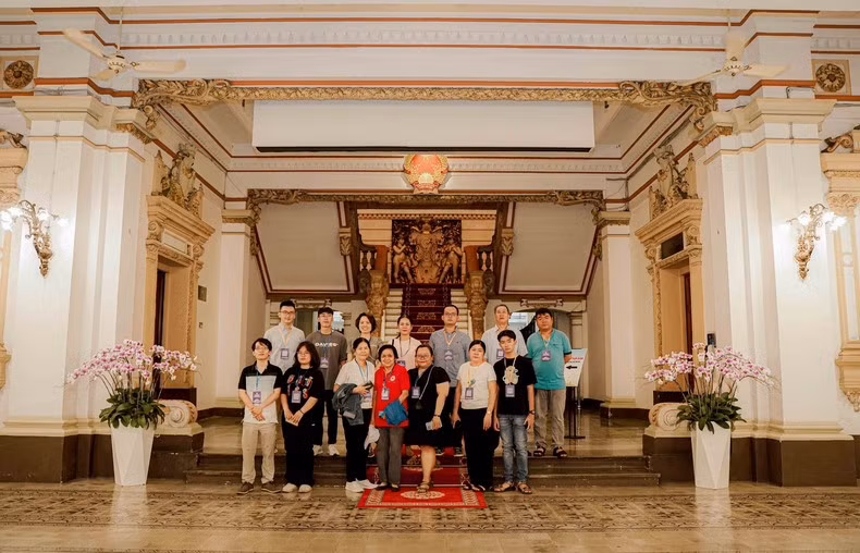 Một đoàn du khách tham quan trụ sở Hội đồng nhân dân và Ủy ban nhân dân Thành phố Hồ Chí Minh dịp 30/4-1/5 vừa qua. (Ảnh: LINH BẢO)