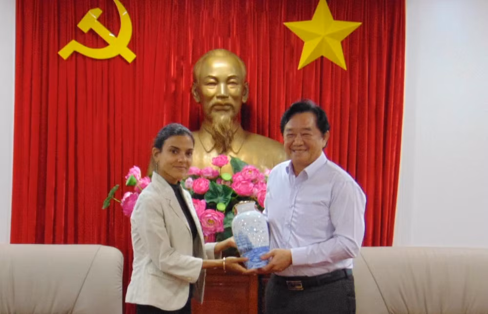 Phó Bí thư Thường trực Tỉnh ủy Bình Dương Nguyễn Hoàng Thao trao tặng quà thủ công mỹ nghệ của tỉnh Bình Dương cho bà Arlin Alberty Loforte, Phó Tổng Biên tập Báo Granma.