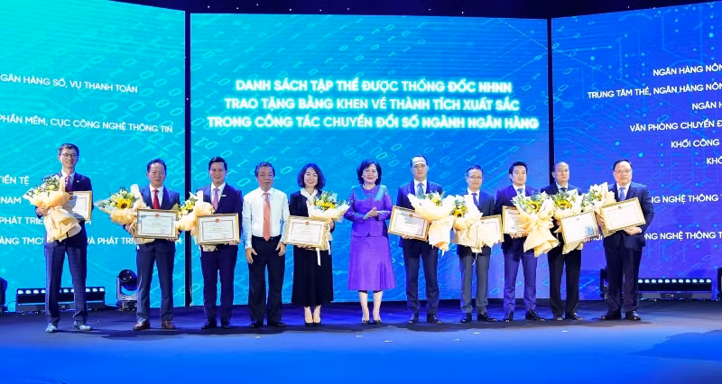 Ông Trần Công Quỳnh Lân, Phó Tổng Giám đốc VietinBank (thứ 3 từ trái qua) đại diện VietinBank nhận Bằng khen của Thống đốc NHNN Việt Nam về thành tích xuất sắc trong công tác chuyển đổi số ngành Ngân hàng.