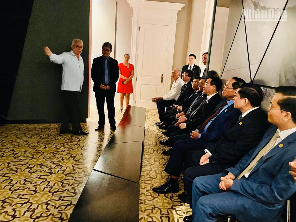 Chủ tịch Quốc hội và các thành viên Đoàn công tác được giới thiệu những thước phim về lịch sử đấu tranh cách mạng của đất nước Cuba.