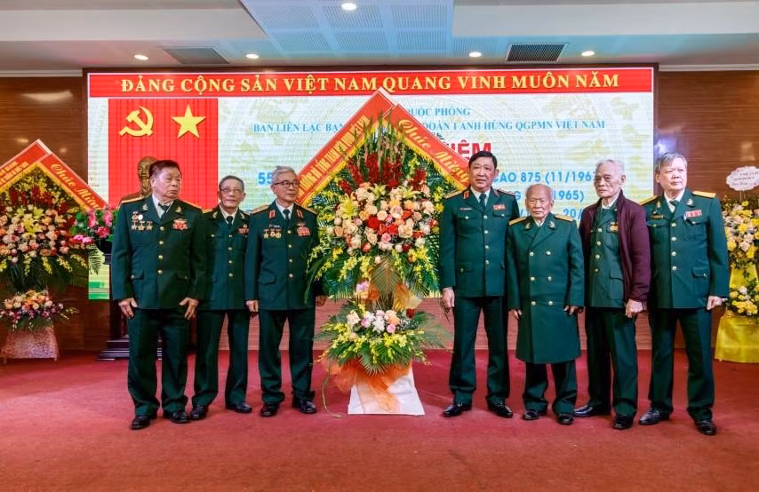 Thượng tướng Huỳnh Chiến Thắng, Phó Tổng Tham mưu trưởng Quân đội nhân dân Việt Nam thừa ủy quyền Đại tướng Phan Văn Giang, Ủy viên Bộ Chính trị, Phó Bí thư Quân ủy Trung ương, Bộ trưởng Quốc phòng, tặng lẵng hoa chúc mừng Thượng tướng Huỳnh Chiến Thắng, Phó Tổng Tham mưu trưởng Quân đội nhân dân Việt Nam thừa ủy quyền Đại tướng Phan Văn Giang, Ủy viên Bộ Chính trị, Phó Bí thư Quân ủy Trung ương, Bộ trưởng Quốc phòng, tặng lẵng hoa chúc mừng