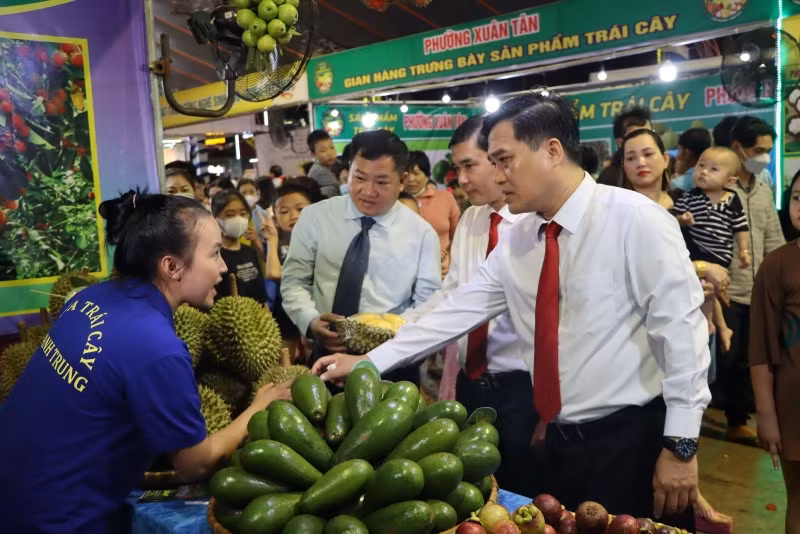 Các đại biểu tham quan gian hàng trái cây tại lễ hội. Các đại biểu tham quan gian hàng trái cây tại lễ hội.