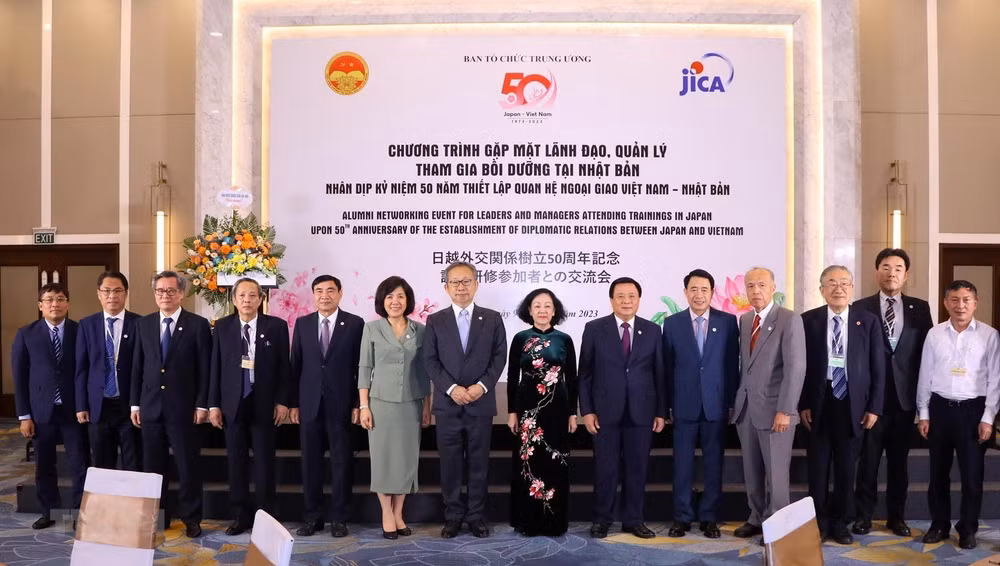 Thường trực Ban Bí thư Trương Thị Mai với các đại biểu. (Ảnh: TTXVN)