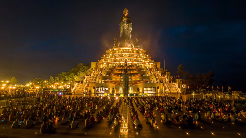 Đỉnh núi Bà Đen trong lễ dâng đăng. (Ảnh: Nguyễn Minh Tú)