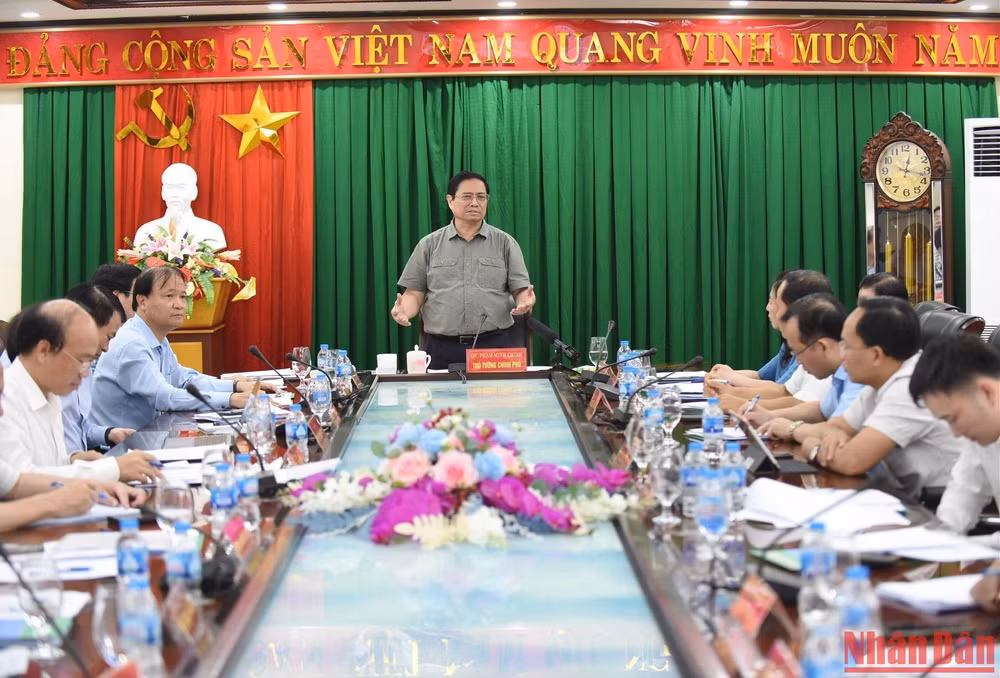 Thủ tướng nhấn mạnh phải quyết tâm tái cơ cấu để nhà máy phát triển (Ảnh: TRẦN HẢI) Thủ tướng nhấn mạnh phải quyết tâm tái cơ cấu để nhà máy phát triển (Ảnh: TRẦN HẢI)