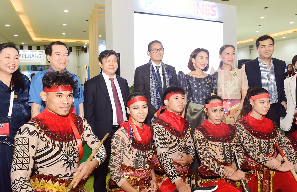 Thứ trưởng Văn hóa, Thể thao và Du lịch Đoàn Văn Việt cùng Phó Tổng cục trưởng Tổng cục Du lịch Hà Văn Siêu thăm gian hàng du lịch Philippines. (Ảnh: Tổng cục Du lịch)