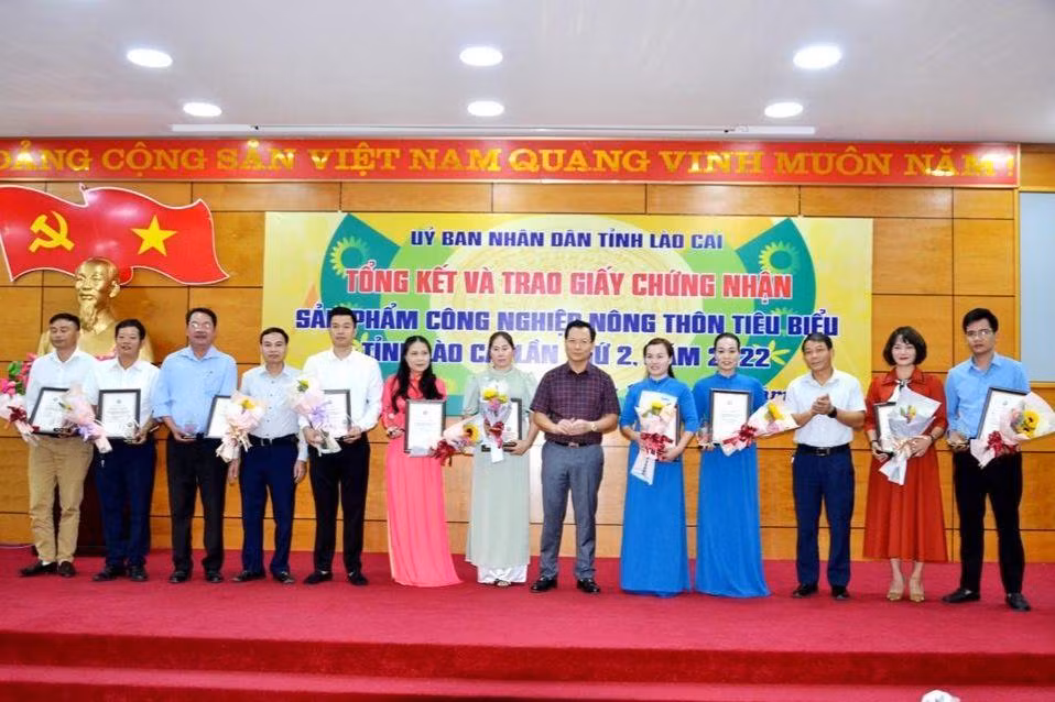 Lãnh đạo Ủy ban nhân dân tỉnh Lào Cai trao Giấy chứng nhận sản phẩm công nghiệp nông thôn tiêu biểu năm 2022 cho các đơn vị sản xuất, kinh doanh trên địa bàn.