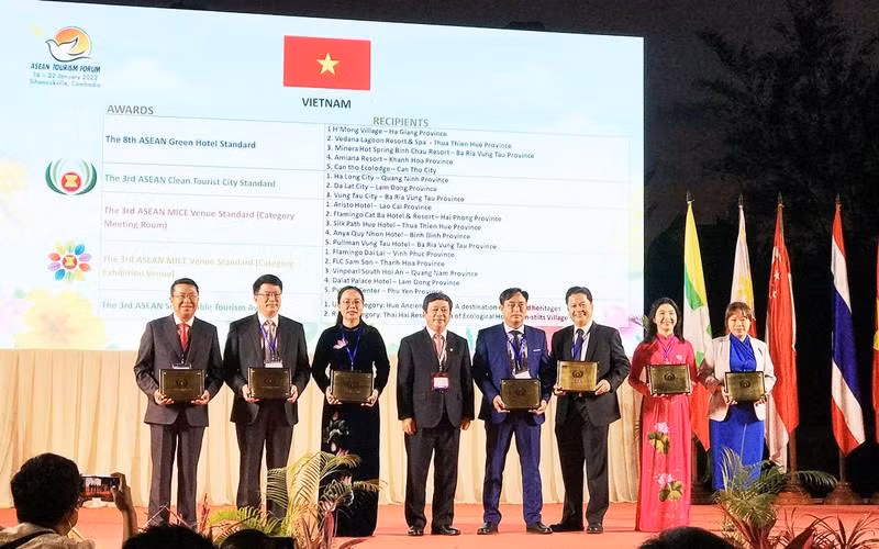 Thứ trưởng Văn hóa, Thể thao và Du lịch Đoàn Văn Việt cùng đại diện các địa phương, đơn vị Việt Nam nhận Giải thưởng Du lịch ASEAN 2022. (Ảnh: Tổng cục Du lịch) 