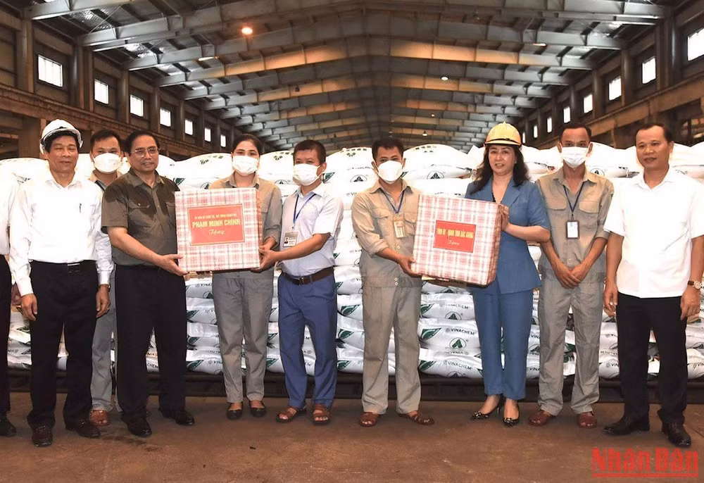 Thủ tướng Phạm Minh Chính tặng quà cho công nhân nhà máy. Thủ tướng Phạm Minh Chính tặng quà cho công nhân nhà máy.