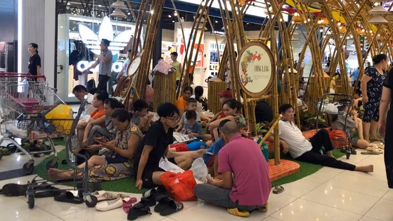 Nhà mất điện, người dân trốn nóng trong trung tâm thương mại. 