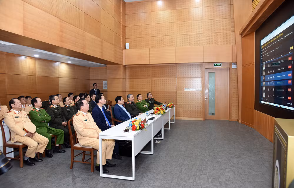Thủ tướng thăm Trung tâm chỉ huy tại Cục Cảnh sát giao thông. Thủ tướng thăm Trung tâm chỉ huy tại Cục Cảnh sát giao thông.