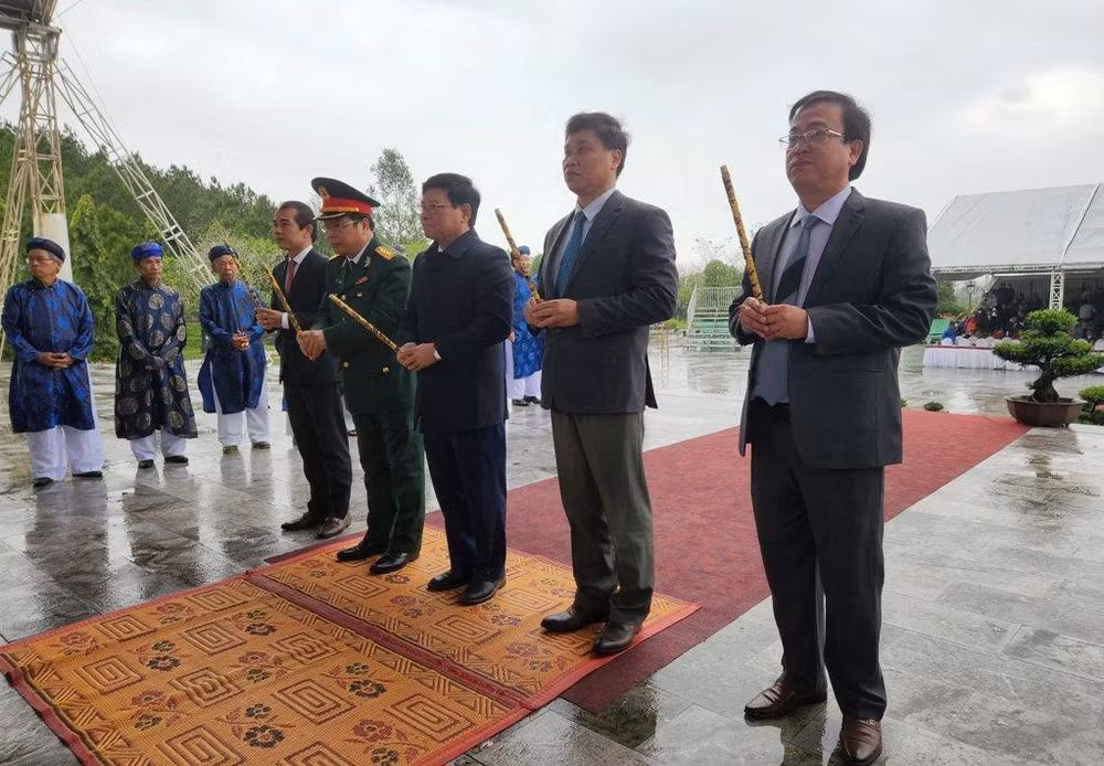 Lãnh đạo tỉnh, thành phố Huế và các ban, ngành dâng hương tượng niệm tại buổi lễ. Lãnh đạo tỉnh, thành phố Huế và các ban, ngành dâng hương tượng niệm tại buổi lễ.