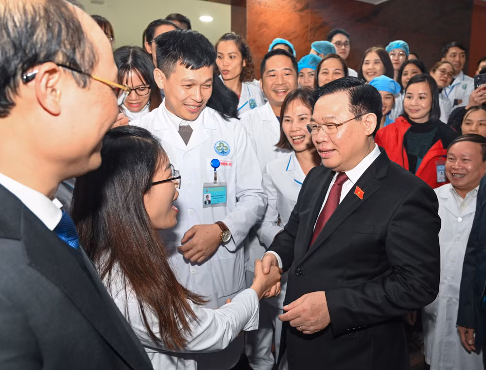 Chủ tịch Quốc hội Vương Đình Huệ với các bác sĩ, y tá tại Bệnh viện đa khoa huyện Định Hóa.