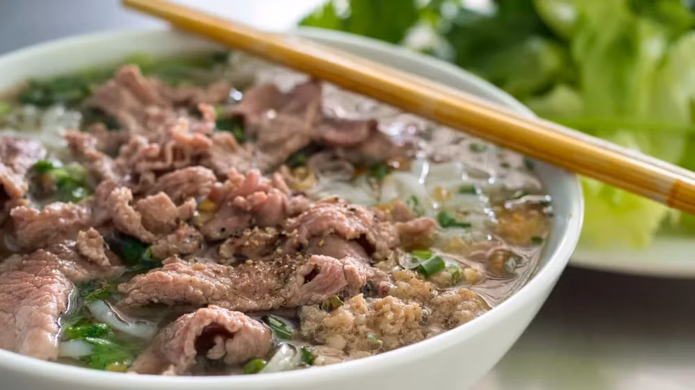 “Một tô phở bò chắc chắn sẽ chữa lành mọi bệnh tật của bạn” (Ảnh: CNN)
