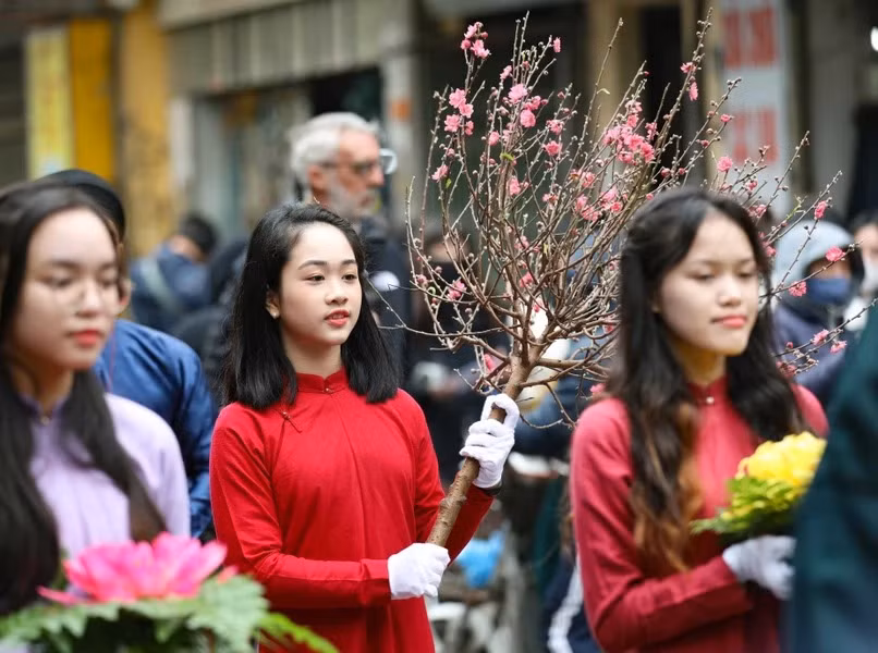 Thiếu nữ bên cành đào đón Xuân trong đoàn rước lễ. Thiếu nữ bên cành đào đón Xuân trong đoàn rước lễ.
