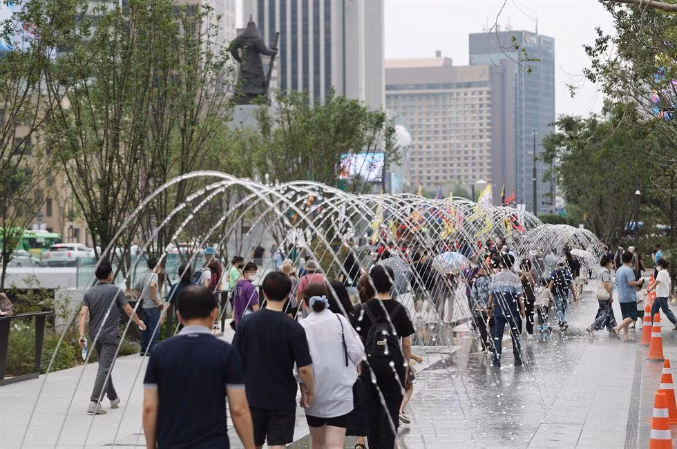 "Đường hầm nước" tại quảng trường Gwanghwamun (Ảnh: Yonhap)