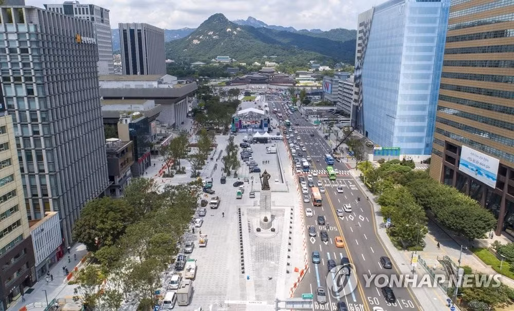Toàn cảnh quảng trường Gwanghwamun sau cải tạo và mở rộng. (Ảnh: YONHAP)