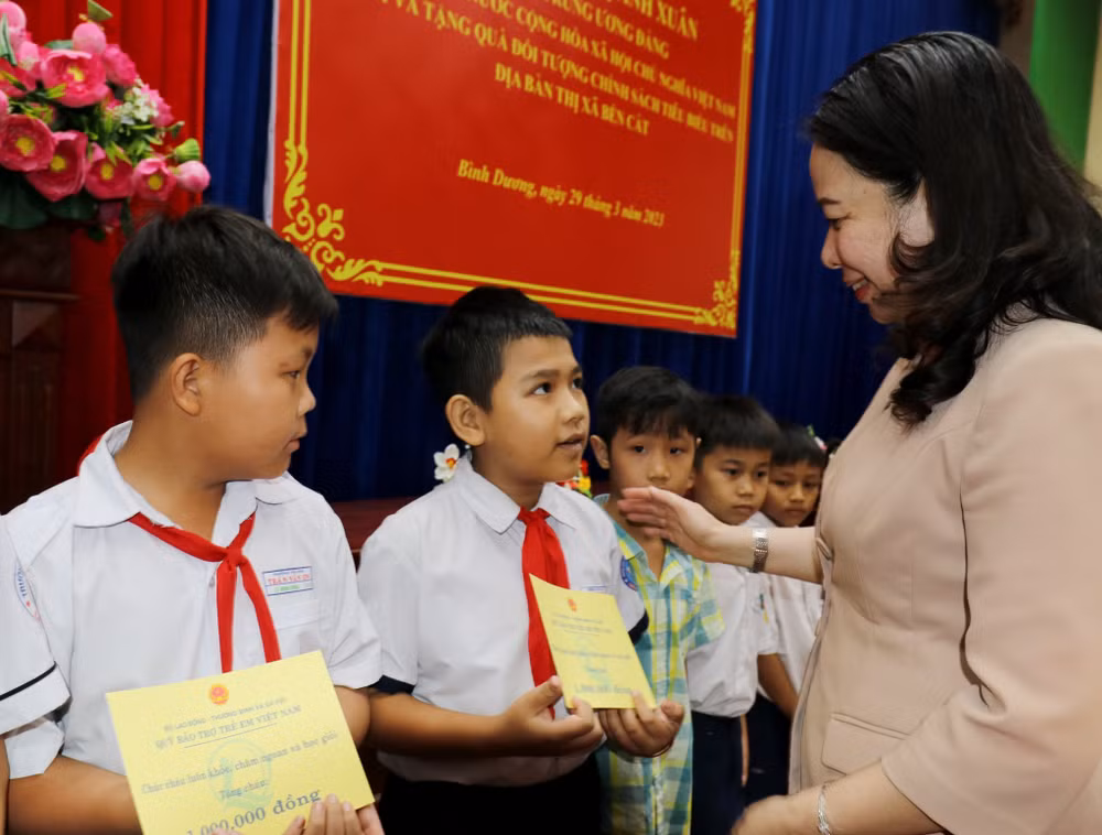 Phó Chủ tịch nước Võ Thị Ánh Xuân trao tặng phần quà cho trẻ em có hoàn cảnh đặc biệt khó khăn.