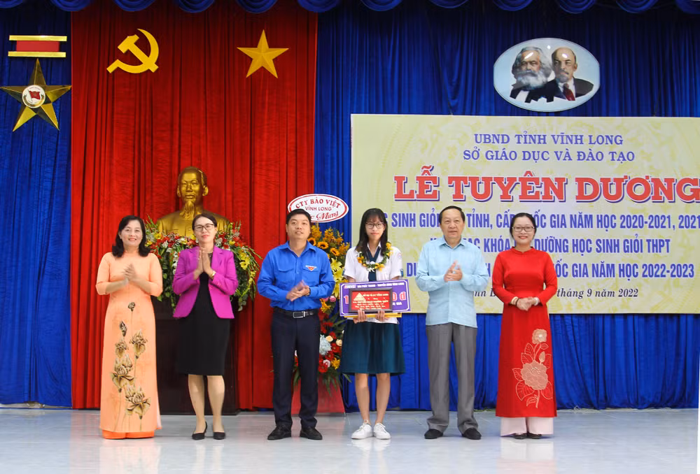 Lãnh đạo tỉnh Vĩnh Long tuyên dương, khen thưởng em Nguyễn Phan Phương Thùy, Trường THPT chuyên Nguyễn Bỉnh Khiêm đạt giải Ba muôn toán quốc gia. (Ảnh: BÁ DŨNG)