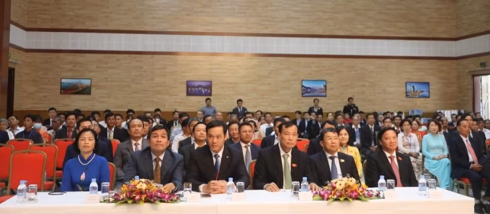 Các đại biểu lắng nghe phát biểu của Chủ tịch Quốc hội Vương Đình Huệ Các đại biểu lắng nghe phát biểu của Chủ tịch Quốc hội Vương Đình Huệ