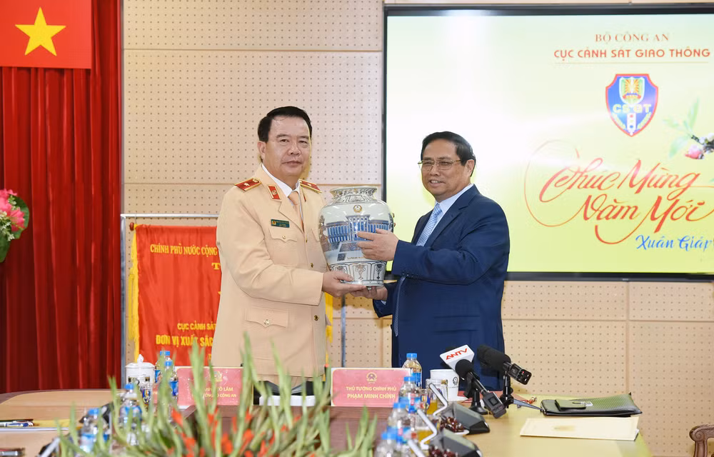 Thủ tướng Phạm Minh Chính chúc Tết Lực lượng Cảnh sát giao thông. Thủ tướng Phạm Minh Chính chúc Tết Lực lượng Cảnh sát giao thông.