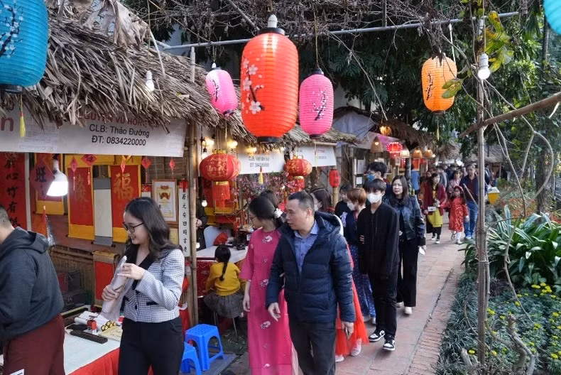 Hồ Văn thuộc di tích Văn Miếu-Quốc Tử Giám (Hà Nội) tấp nập khách tham quan, xin chữ trong những ngày đầu xuân mới Giáp Thìn. (Ảnh: Chí Dũng). Hồ Văn thuộc di tích Văn Miếu-Quốc Tử Giám (Hà Nội) tấp nập khách tham quan, xin chữ trong những ngày đầu xuân mới Giáp Thìn. (Ảnh: Chí Dũng).
