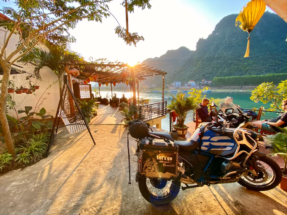 Du khách của Booking.com đánh giá, cách tuyệt vời nhất để dạo chơi ngắm nhìn Phong Nha là trên một chiếc xe máy. (Ảnh: Booking.com)