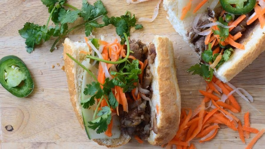 Bánh mì của Việt Nam là một trong 50 món ăn đường phố nổi tiếng nhất châu Á. (Ảnh: CNN)