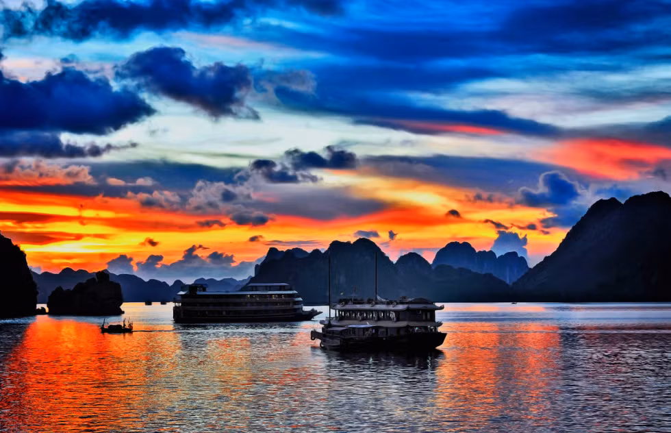 Du thuyền trên Vịnh Hạ Long. (Ảnh: Shutterstock/Frommer's)