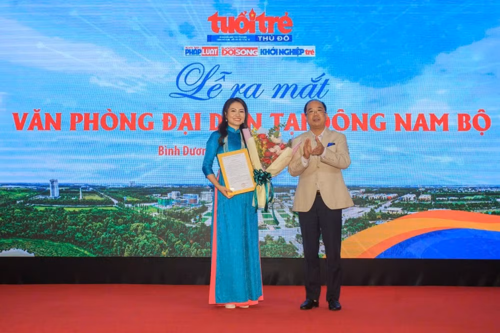 Ông Nguyễn Mạnh Hưng, Tổng Biên tập báo Tuổi trẻ Thủ đô trao quyết định bổ nhiệm Trưởng Văn phòng đại diện báo Tuổi trẻ Thủ đô khu vực Đông Nam Bộ cho bà Trần Thị Hậu.